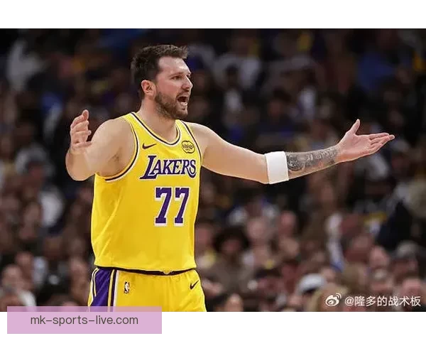 海斯谈防守责任与东契奇复出挑战 强调禁区防守与避免再次吃T